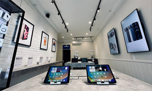 Enhancing customer experience at an electronics store